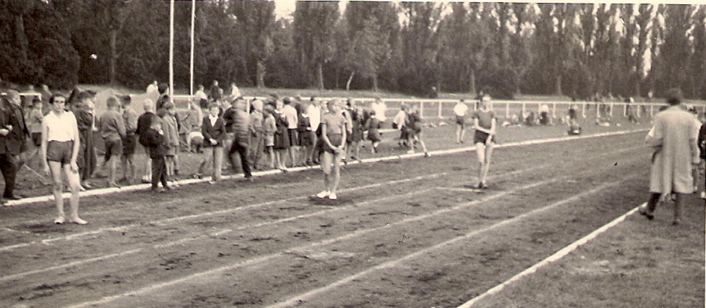 dziewczęta na swoich torach
