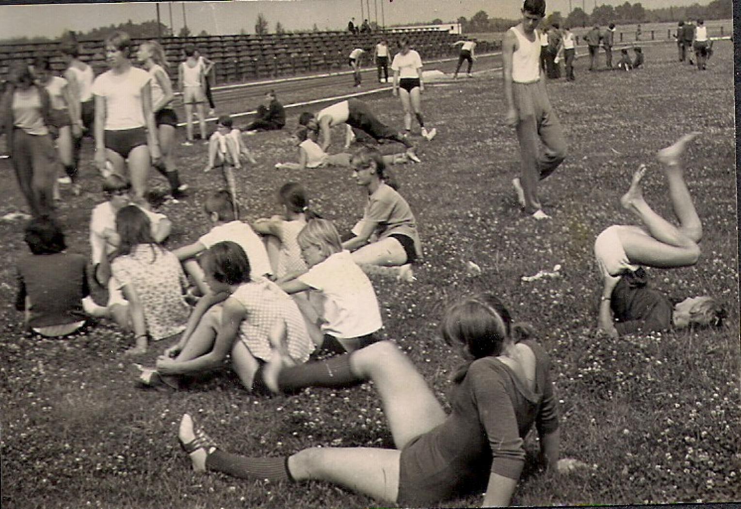 rozgrzewka na płycie stadionu